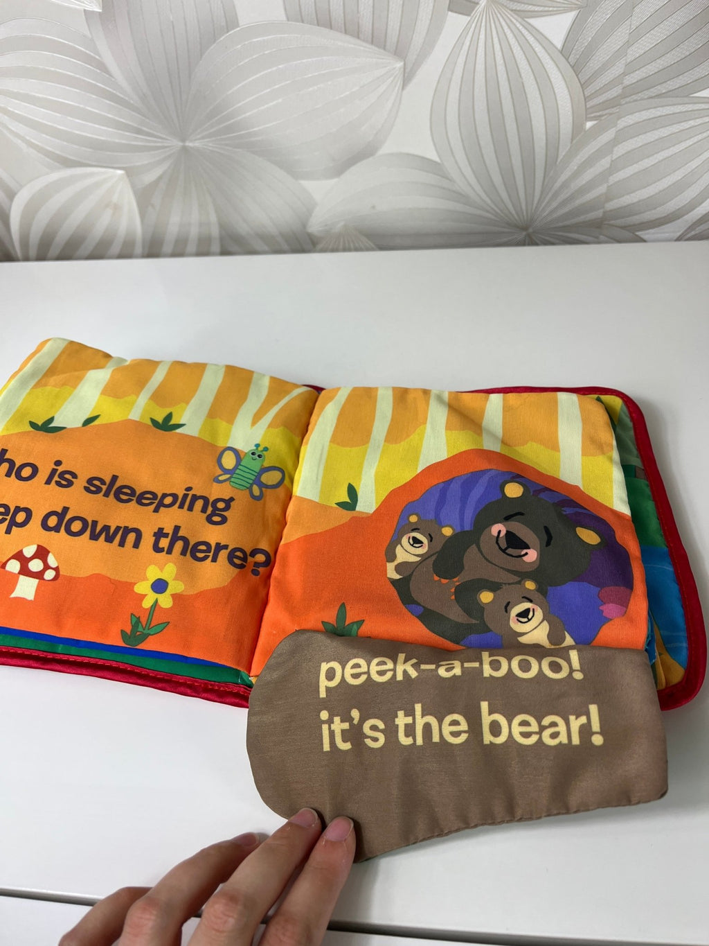 Minkšta knygelė „Peek - a - Boo Forest“ (Lamaze) - Daiktų atokvėpis