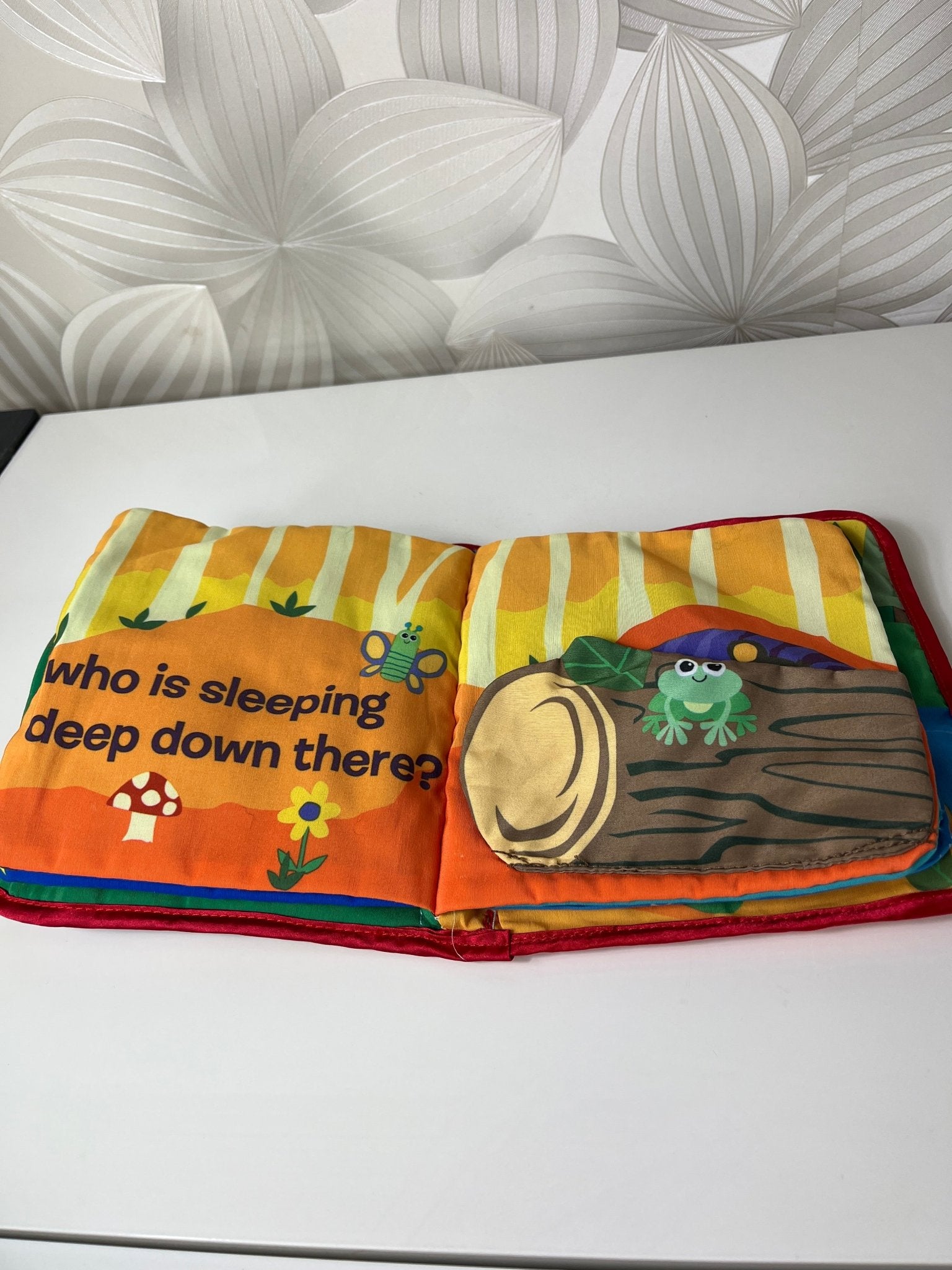 Minkšta knygelė „Peek - a - Boo Forest“ (Lamaze) - Daiktų atokvėpis