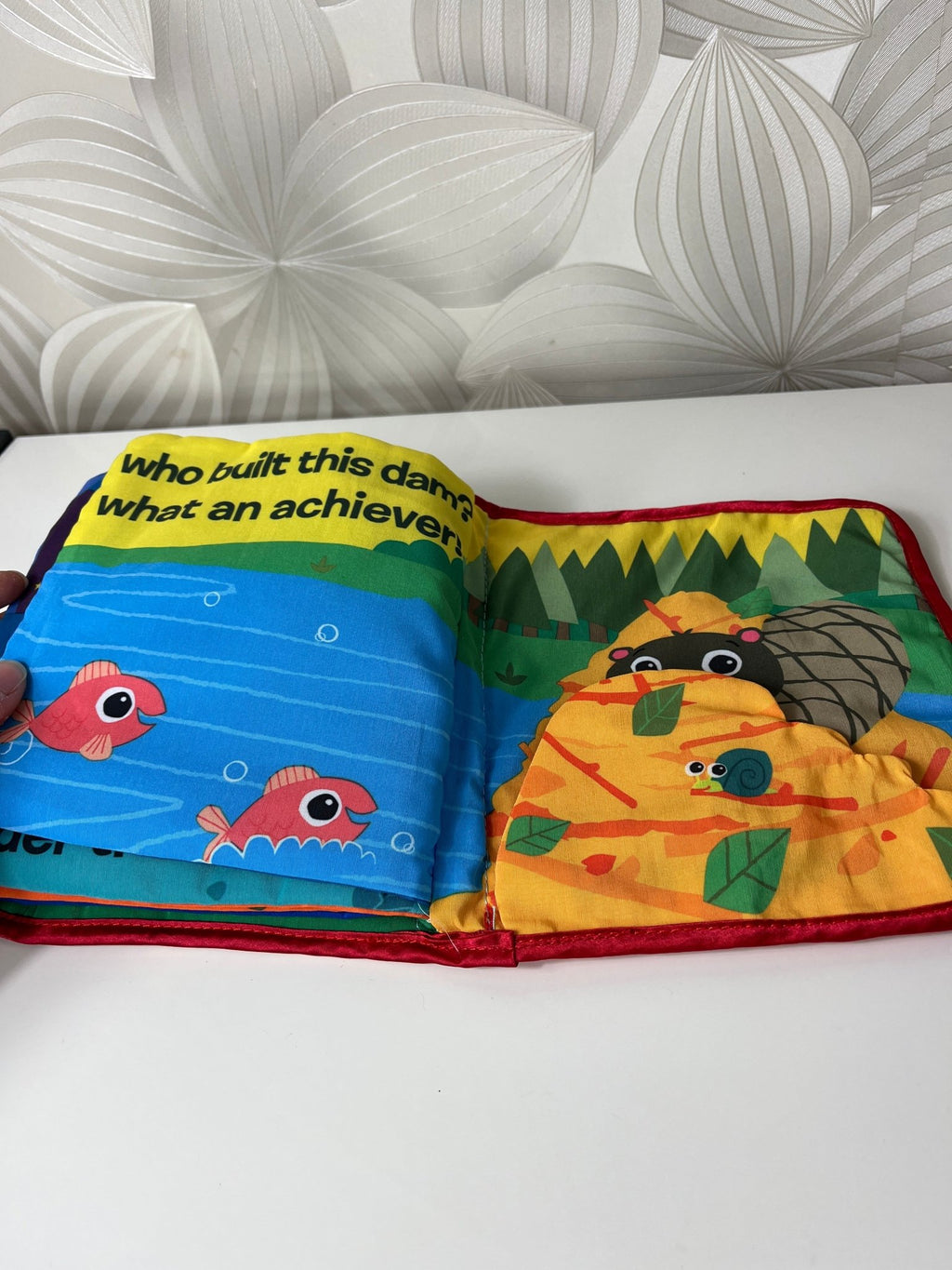 Minkšta knygelė „Peek - a - Boo Forest“ (Lamaze) - Daiktų atokvėpis