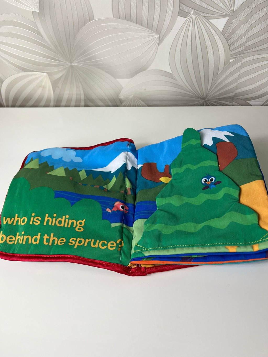 Minkšta knygelė „Peek - a - Boo Forest“ (Lamaze) - Daiktų atokvėpis