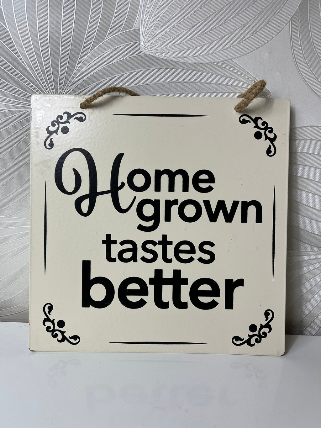 Pakabinama ar pastatoma dekoracija ant sienos „Home Grown Tastes Better“ - Daiktų atokvėpis