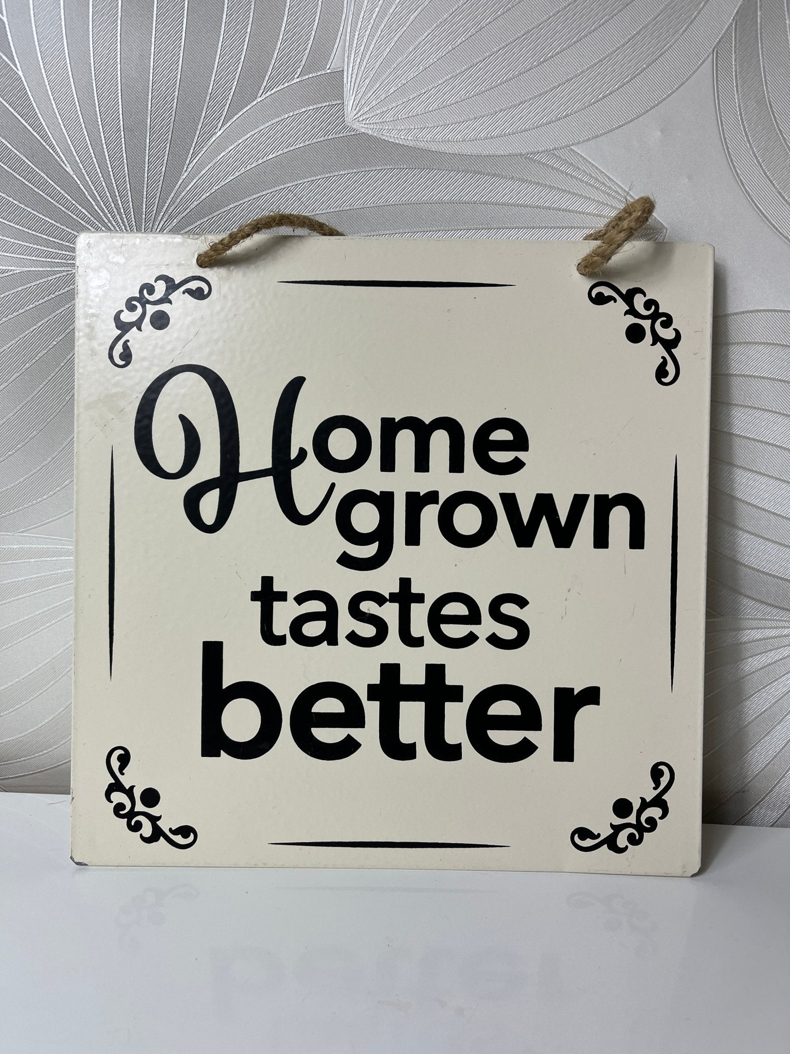 Pakabinama ar pastatoma dekoracija ant sienos „Home Grown Tastes Better“ - Daiktų atokvėpis