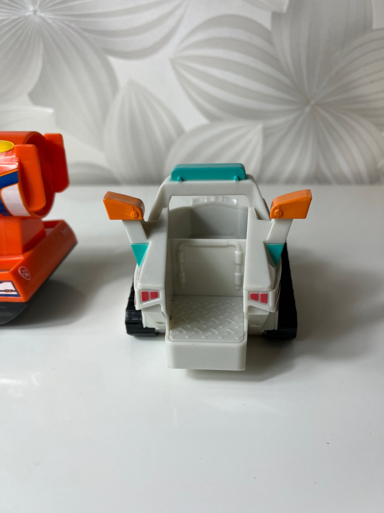 „Paw Patrol“ mašinų komplektas (3 vnt.) ir figūrėlė - Daiktų atokvėpis