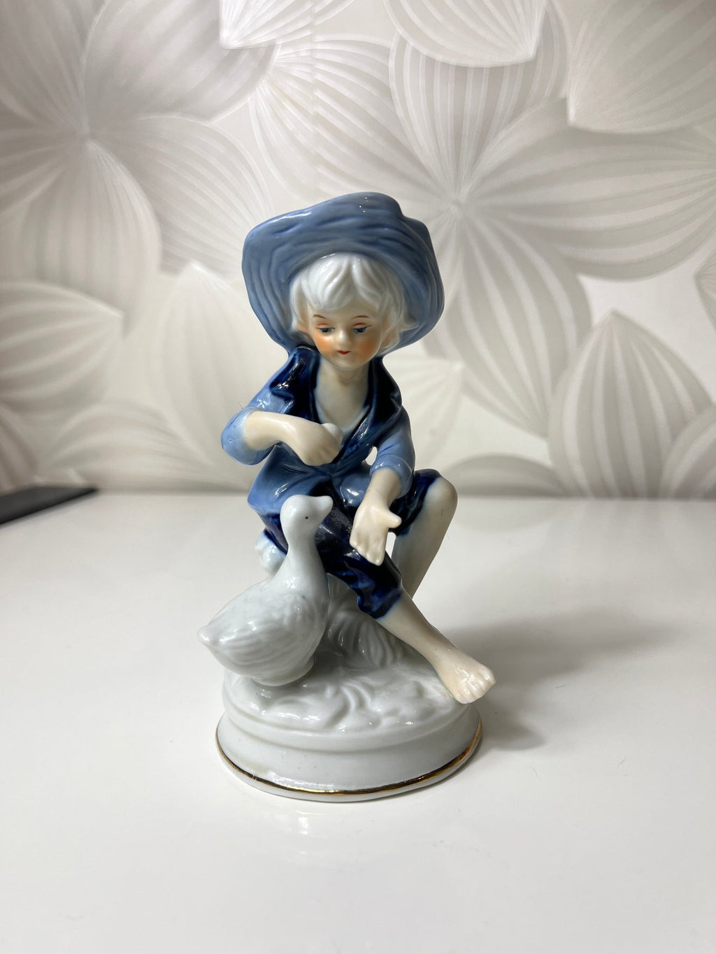 Porcelianinė berniuko su žąsimi figūrėlė - Daiktų atokvėpis