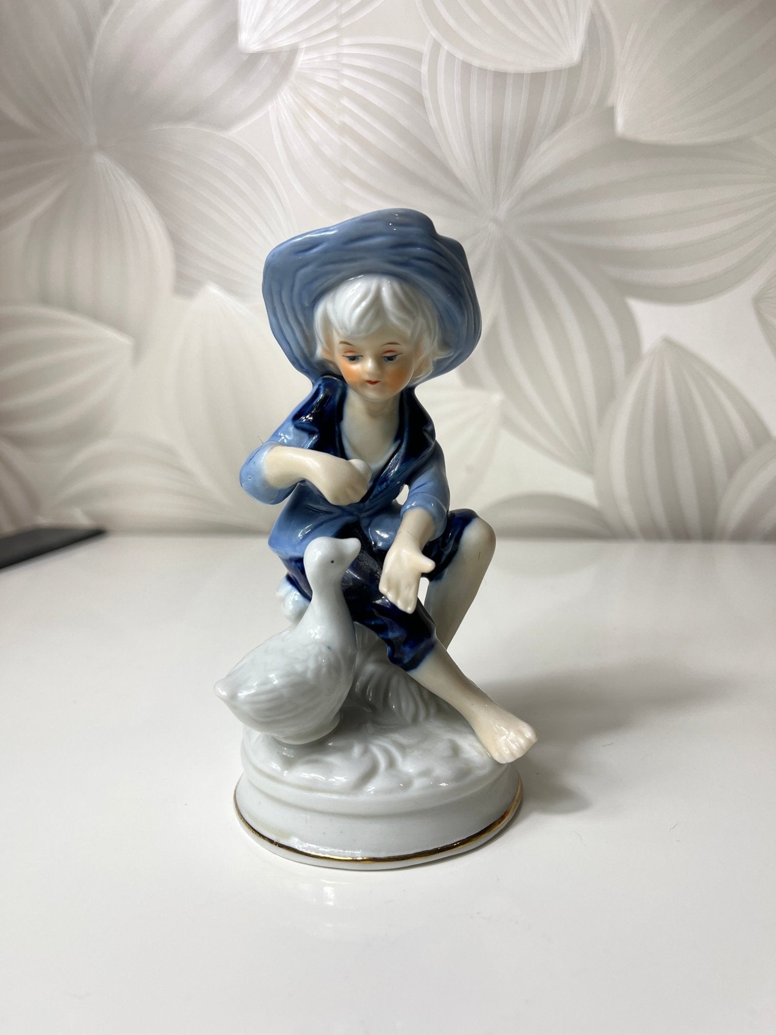 Porcelianinė berniuko su žąsimi figūrėlė - Daiktų atokvėpis