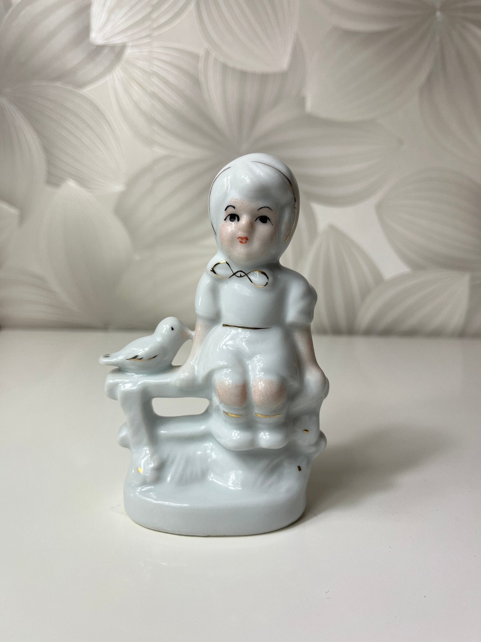 Porcelianinė figūrėlė su mergaite ir paukščiu - Daiktų atokvėpis