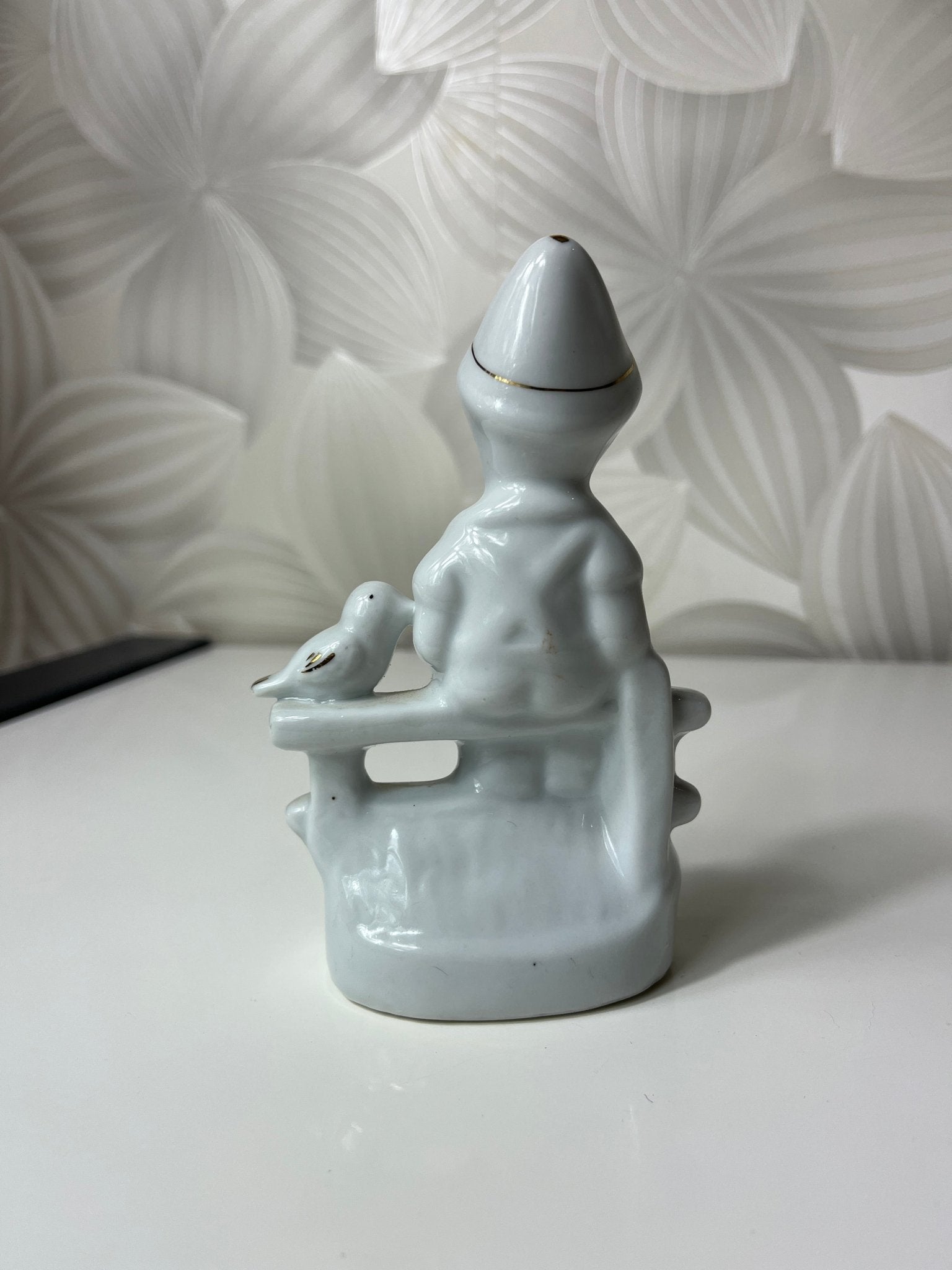 Porcelianinė figūrėlė „Vaikas su paukšteliu“ - Daiktų atokvėpis