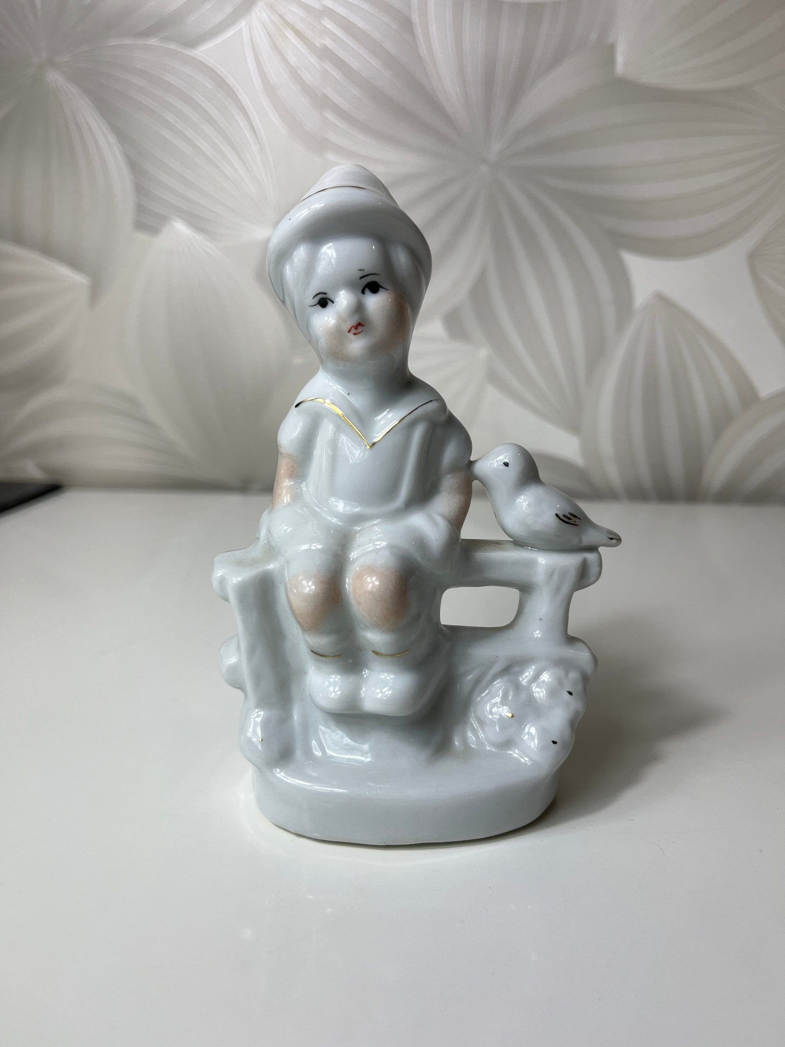 Porcelianinė figūrėlė „Vaikas su paukšteliu“ - Daiktų atokvėpis