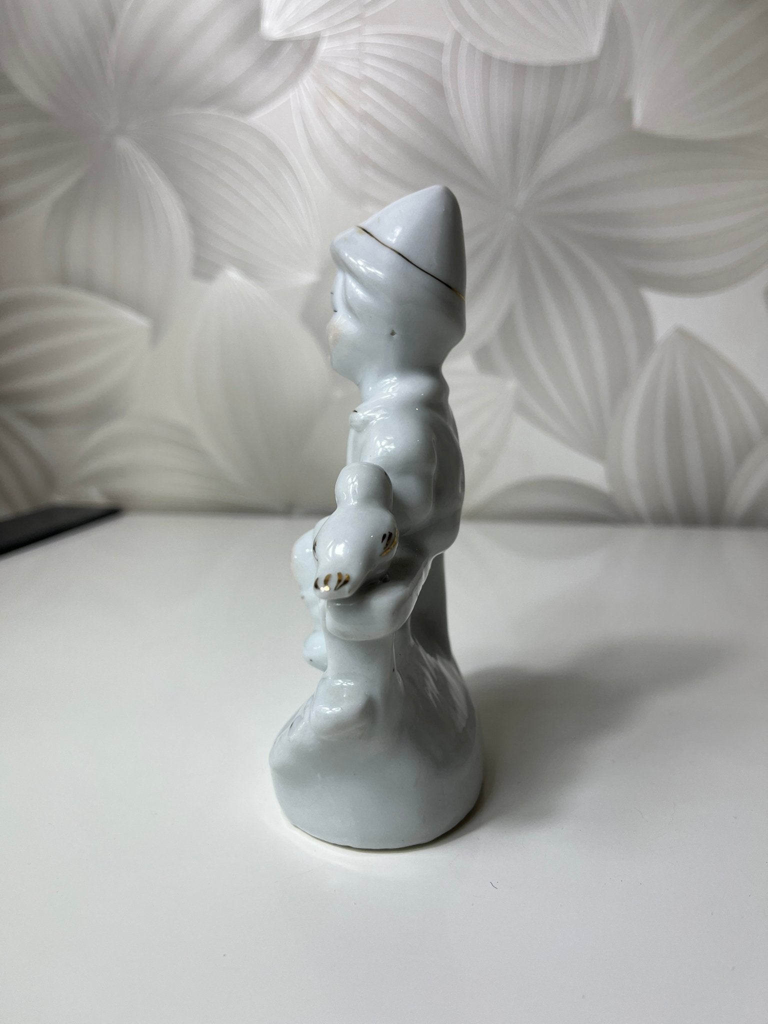 Porcelianinė figūrėlė „Vaikas su paukšteliu“ - Daiktų atokvėpis