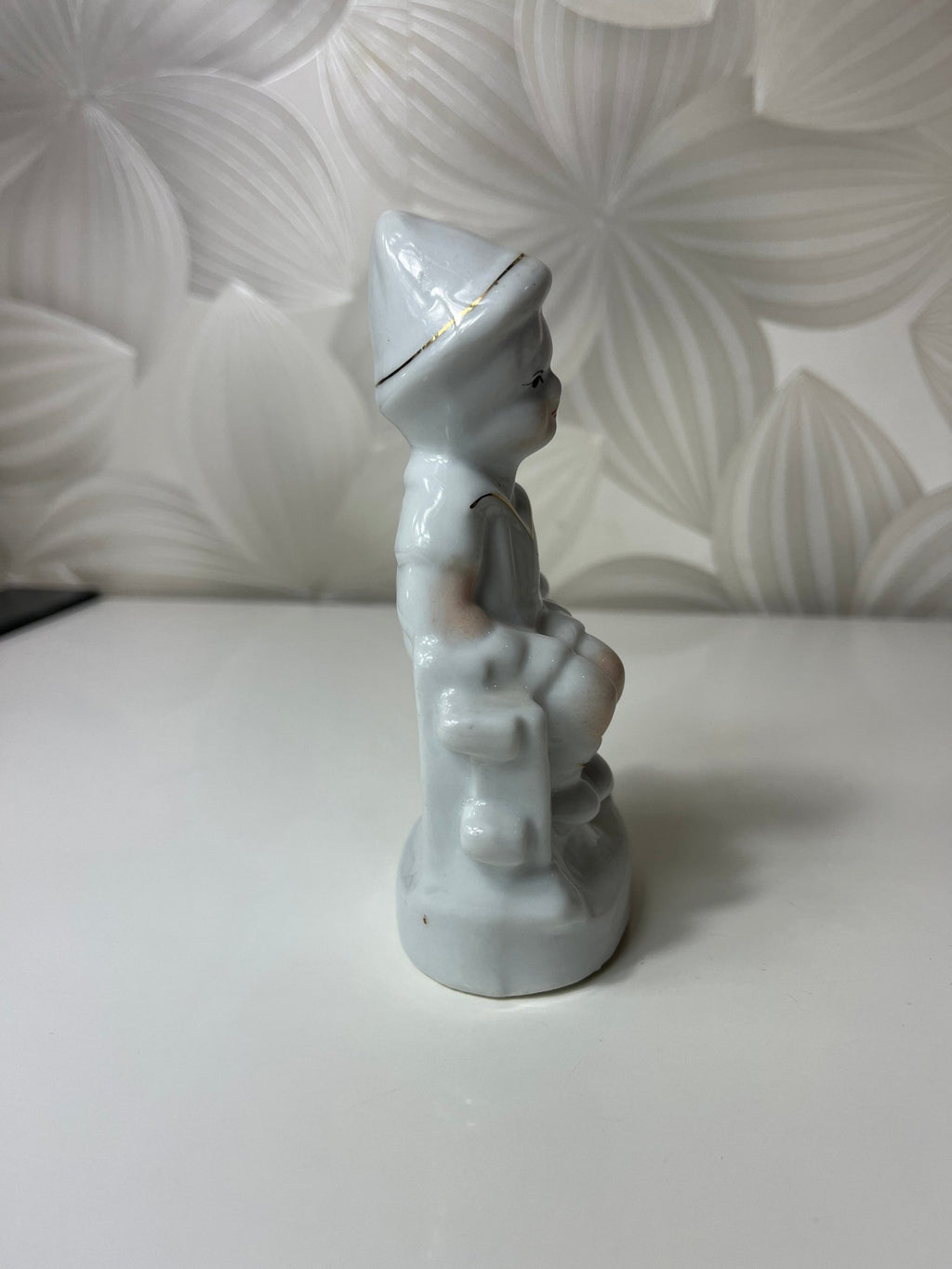 Porcelianinė figūrėlė „Vaikas su paukšteliu“ - Daiktų atokvėpis