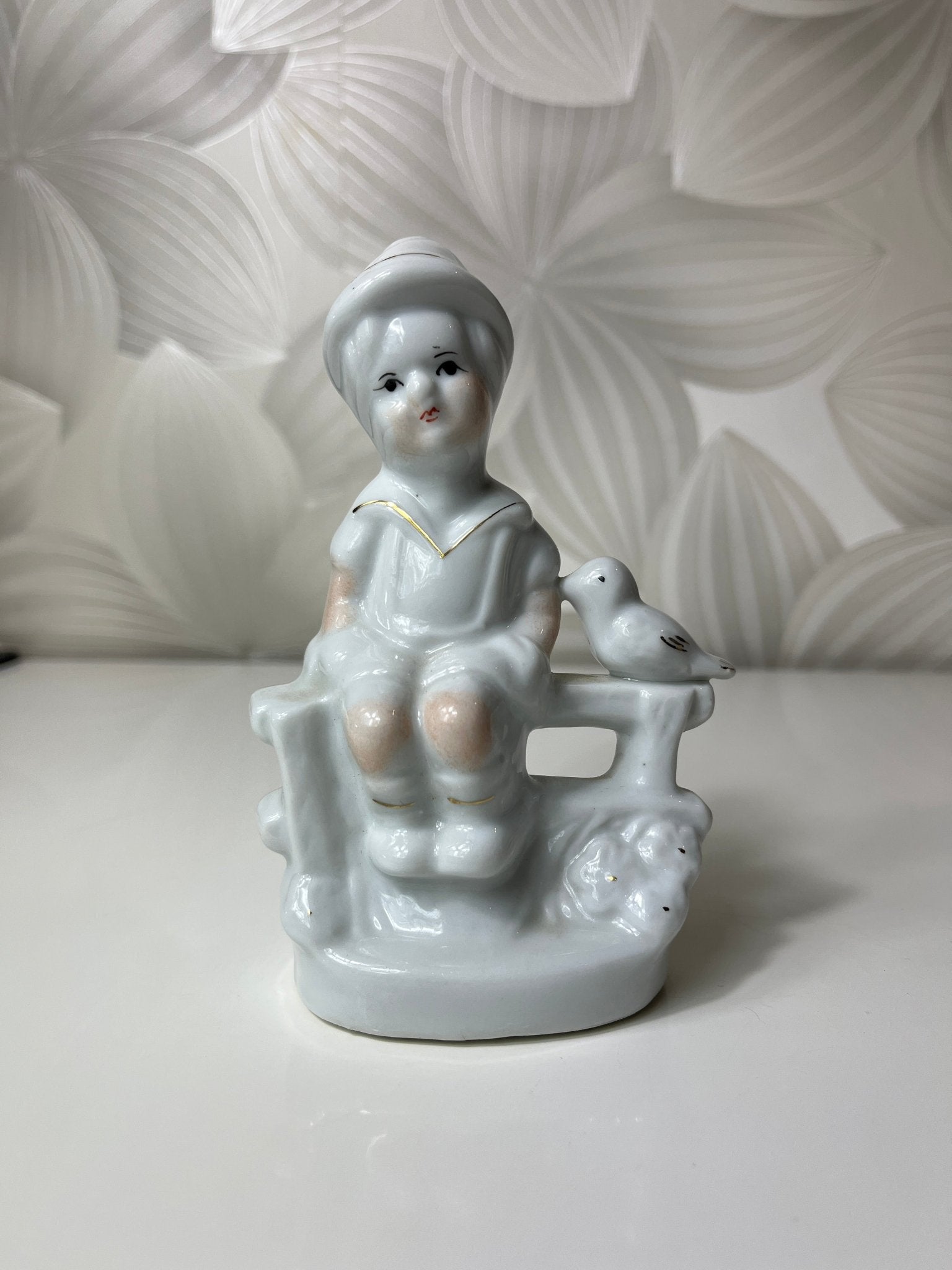 Porcelianinė figūrėlė „Vaikas su paukšteliu“ - Daiktų atokvėpis