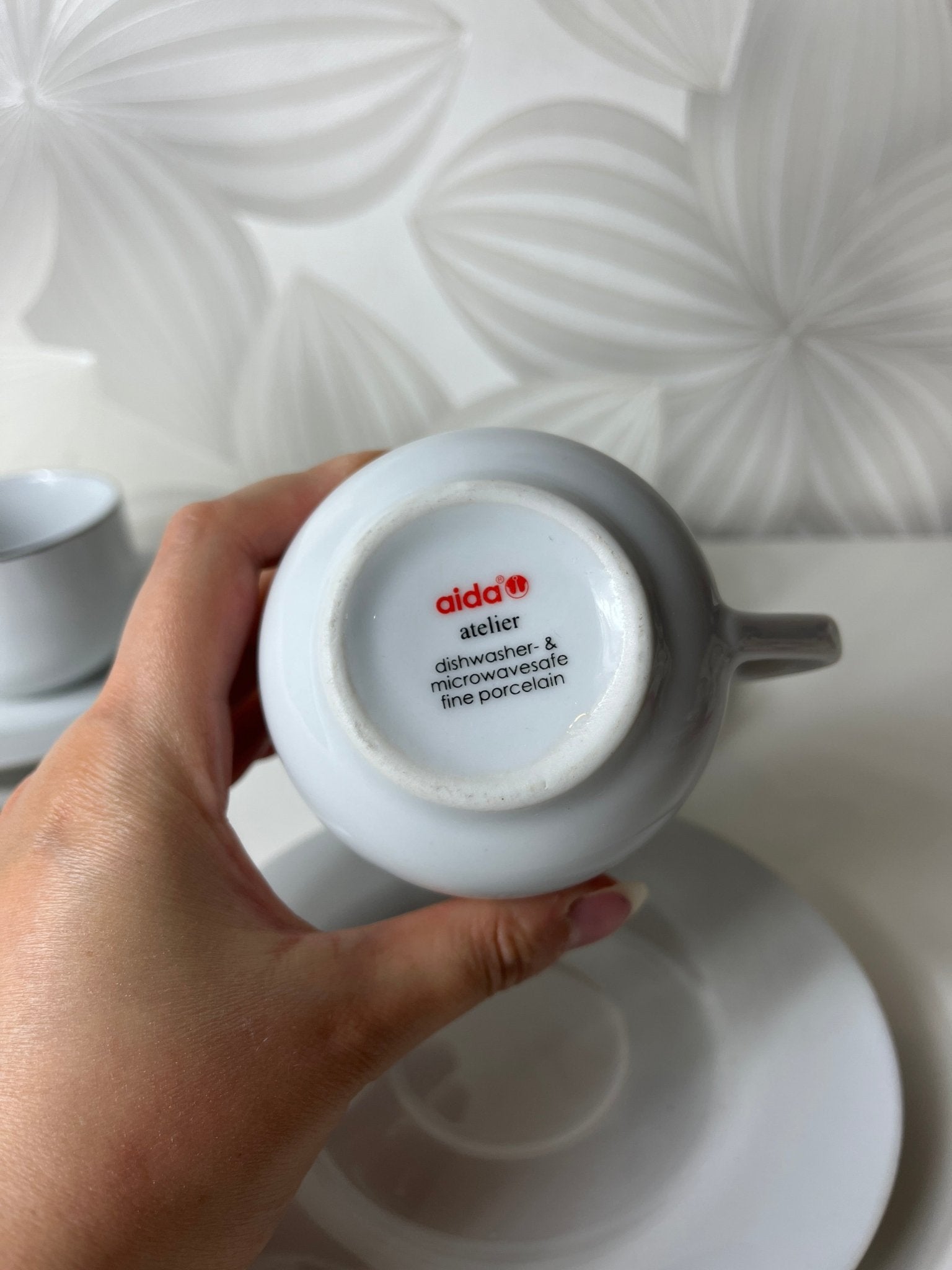 Porcelianinių puodelių ir lėkštelių rinkinys - Daiktų atokvėpis