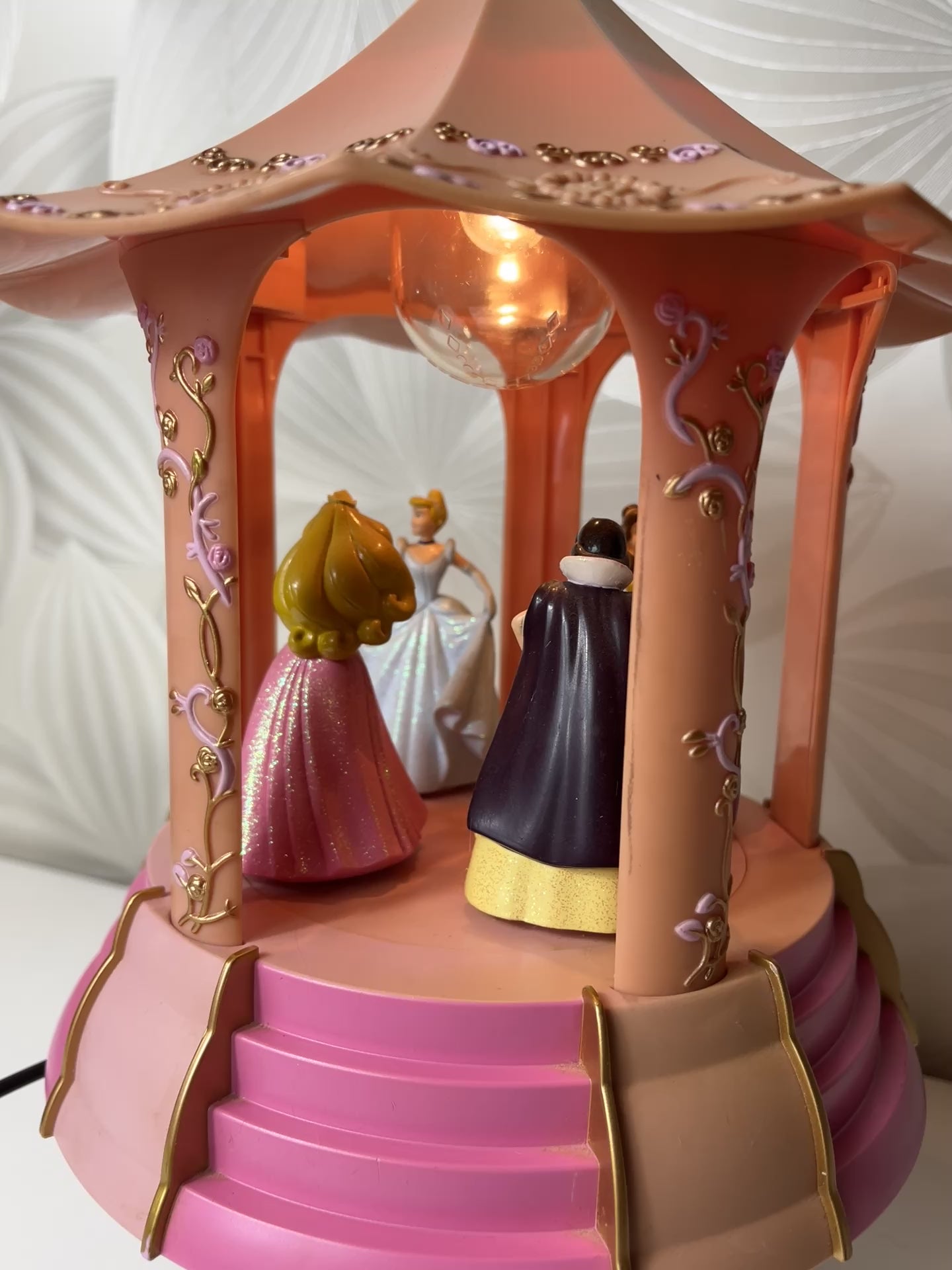 Vintažinė muzikinė lempa su Disney princesėmis