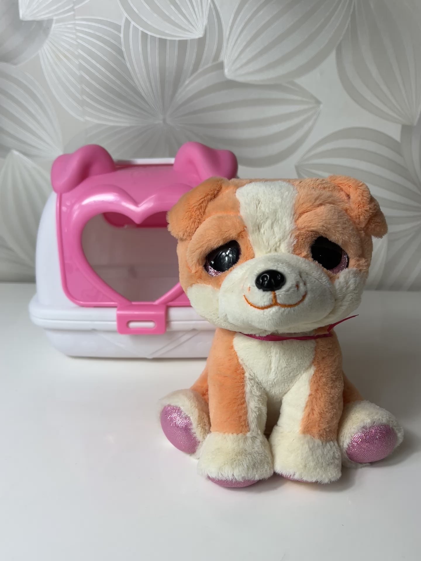 Pliušinis šuniukas „Pets Alive“ su transportavimo dėže