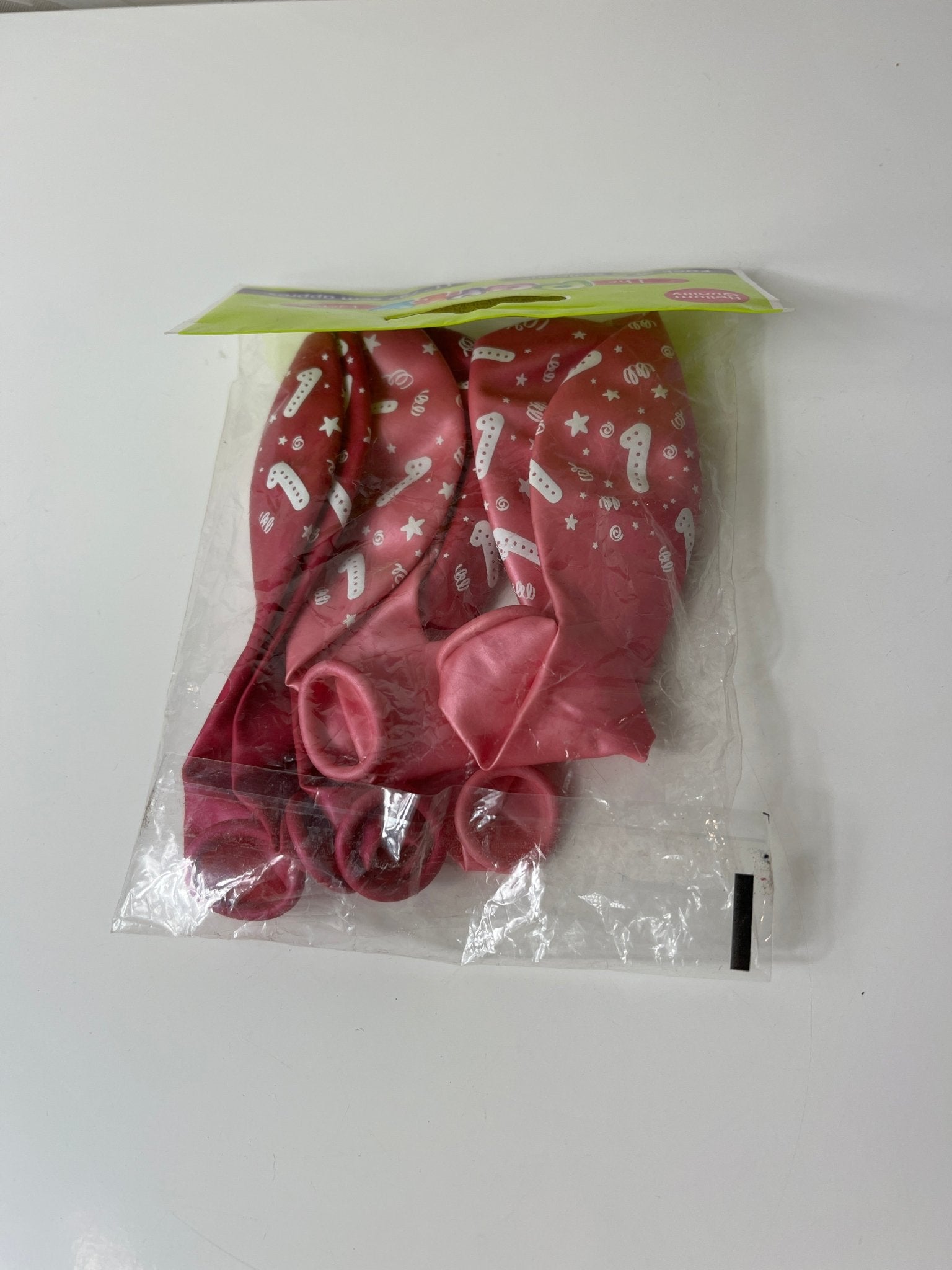 Raudoni balionai su skaičiumi „1“ - Daiktų atokvėpis