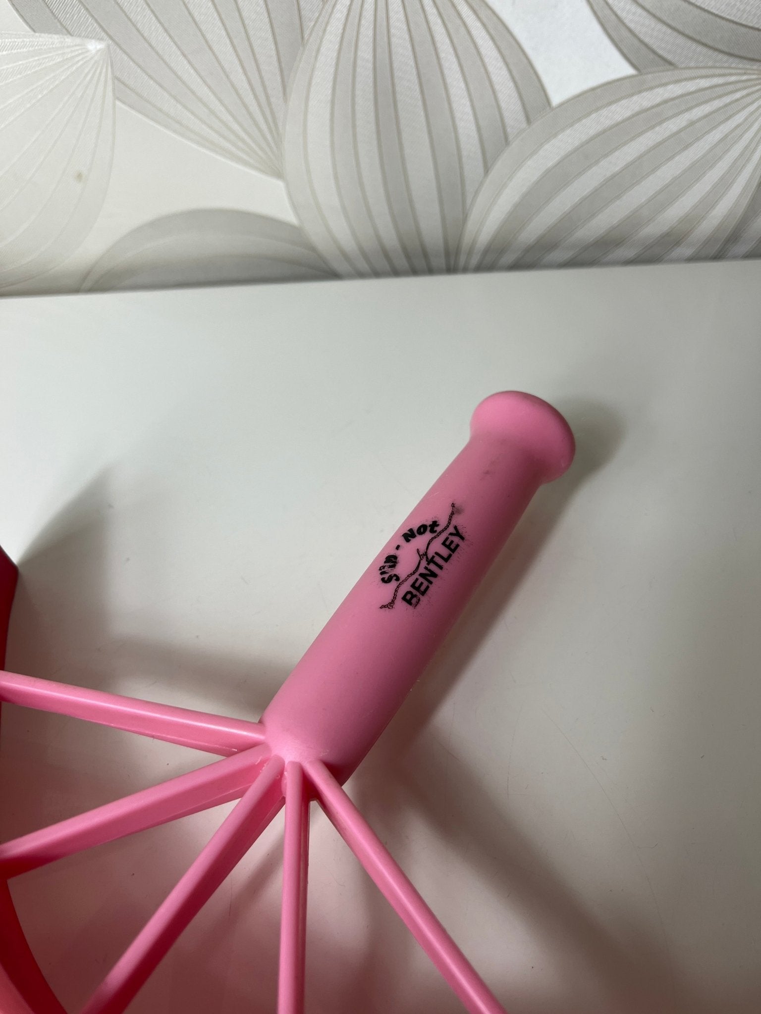 Rožinis plastikinis arklių šukavimo įrankis - Daiktų atokvėpis