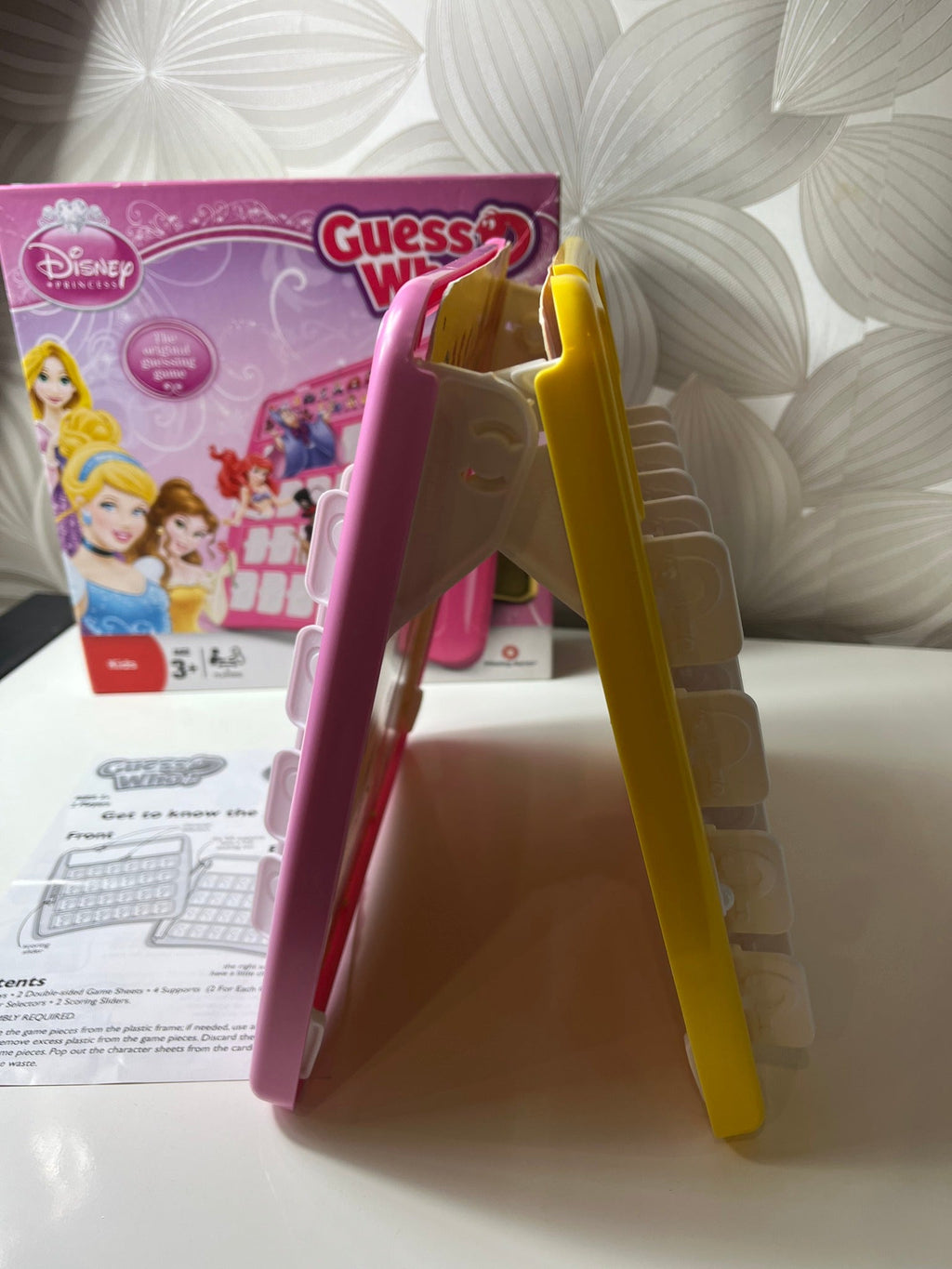 Stalo žaidimas „Guess Who?“ Disney Princess versija – spėliojimo žaidimas vaikams. - Daiktų atokvėpis