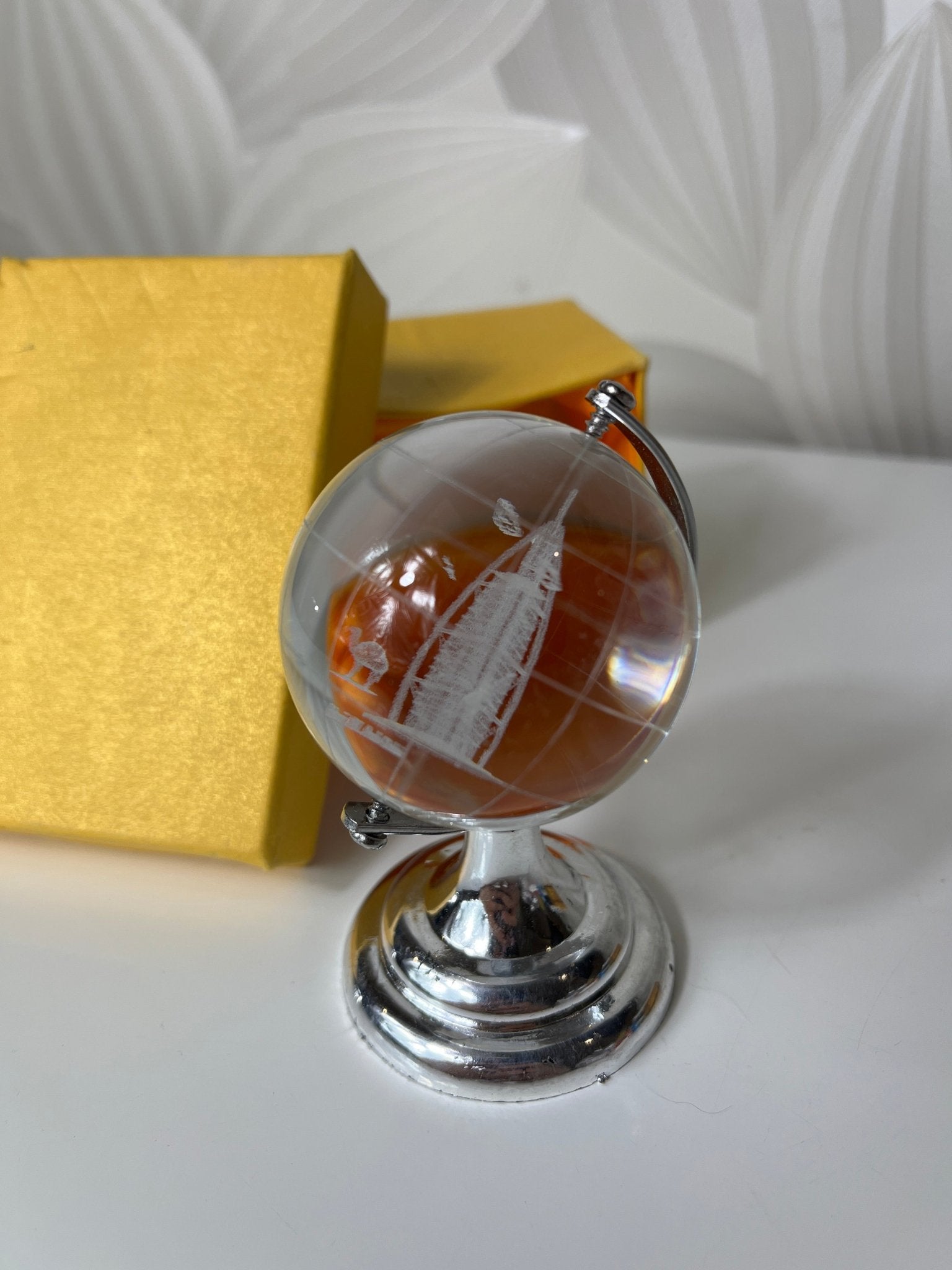 Stiklinė gaublio formos dekoracija su metaliniu stovu su Burj Al Arab pastatu - Daiktų atokvėpis