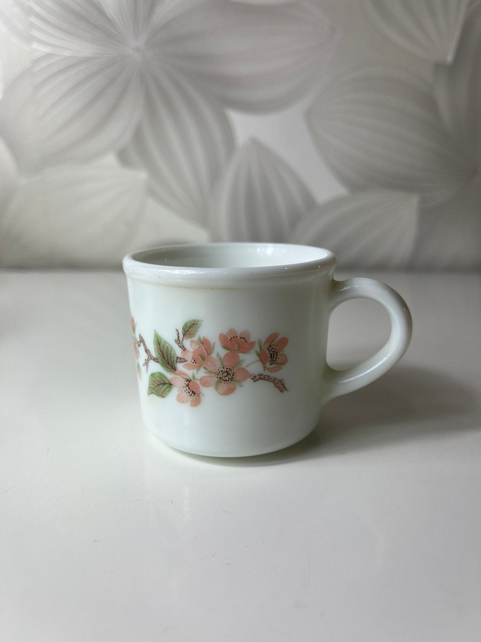 Vintažinis „Pyrex England Lisa“ espreso puodelis su sakurų motyvu - Daiktų atokvėpis