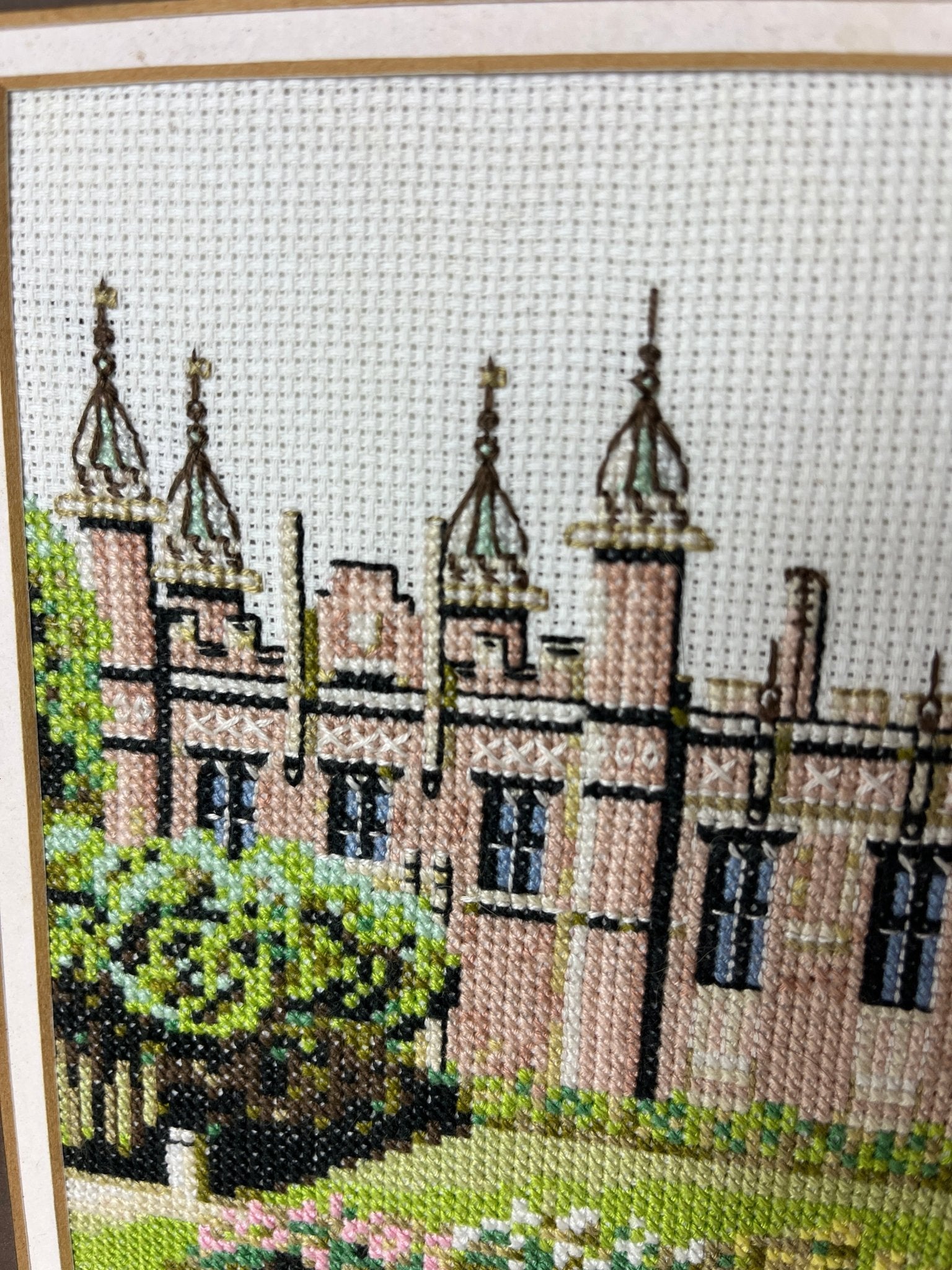 Vintažinis siuvinėtas paveikslas „Knebworth House“ - Daiktų atokvėpis