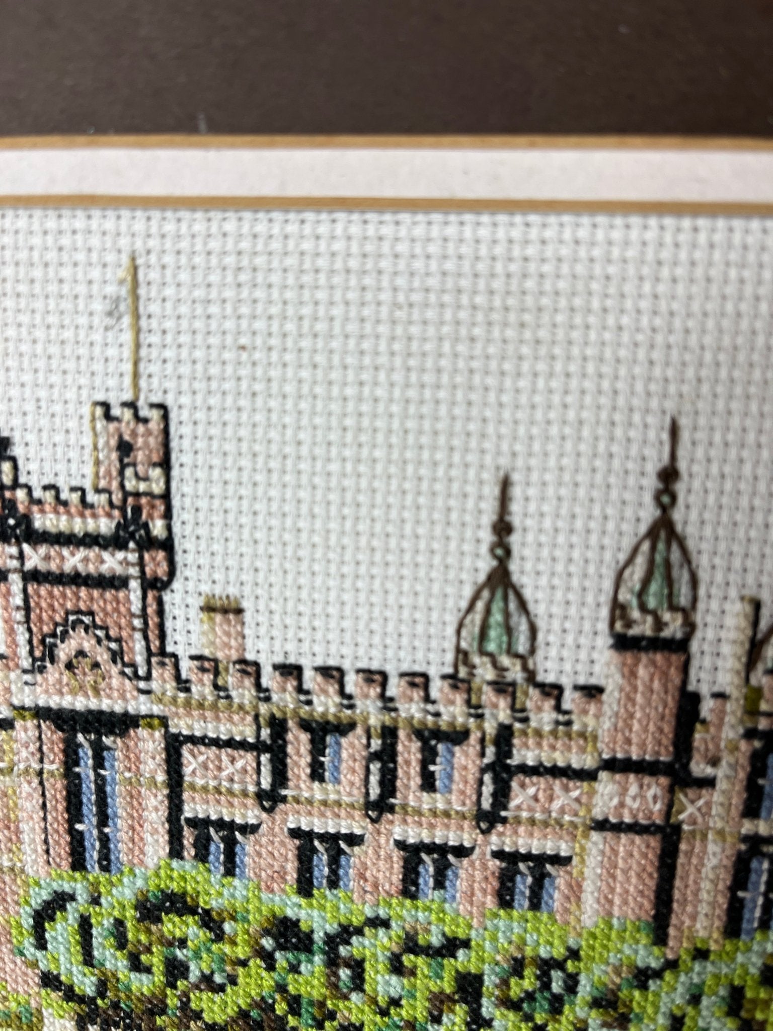 Vintažinis siuvinėtas paveikslas „Knebworth House“ - Daiktų atokvėpis