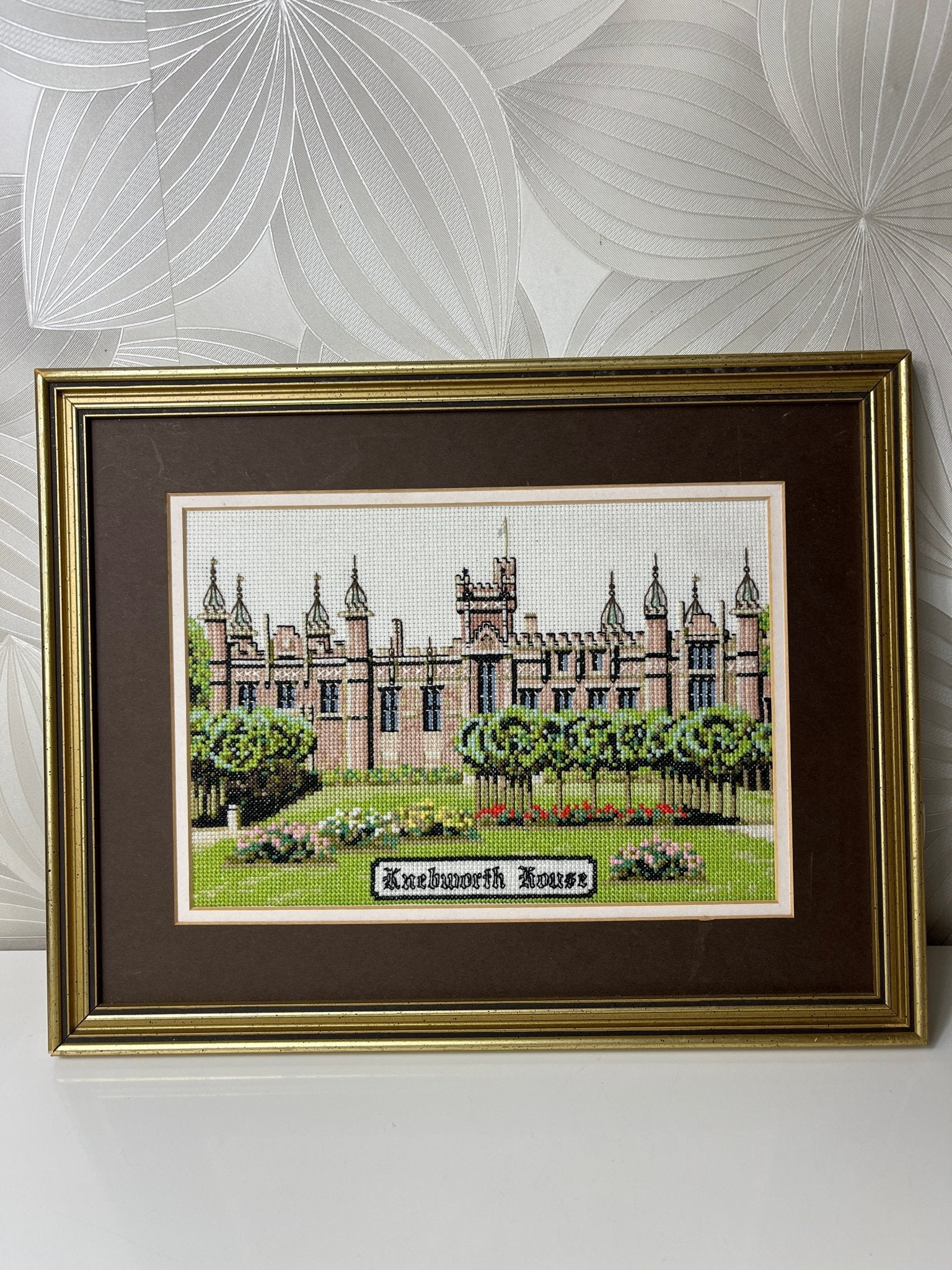 Vintažinis siuvinėtas paveikslas „Knebworth House“ - Daiktų atokvėpis