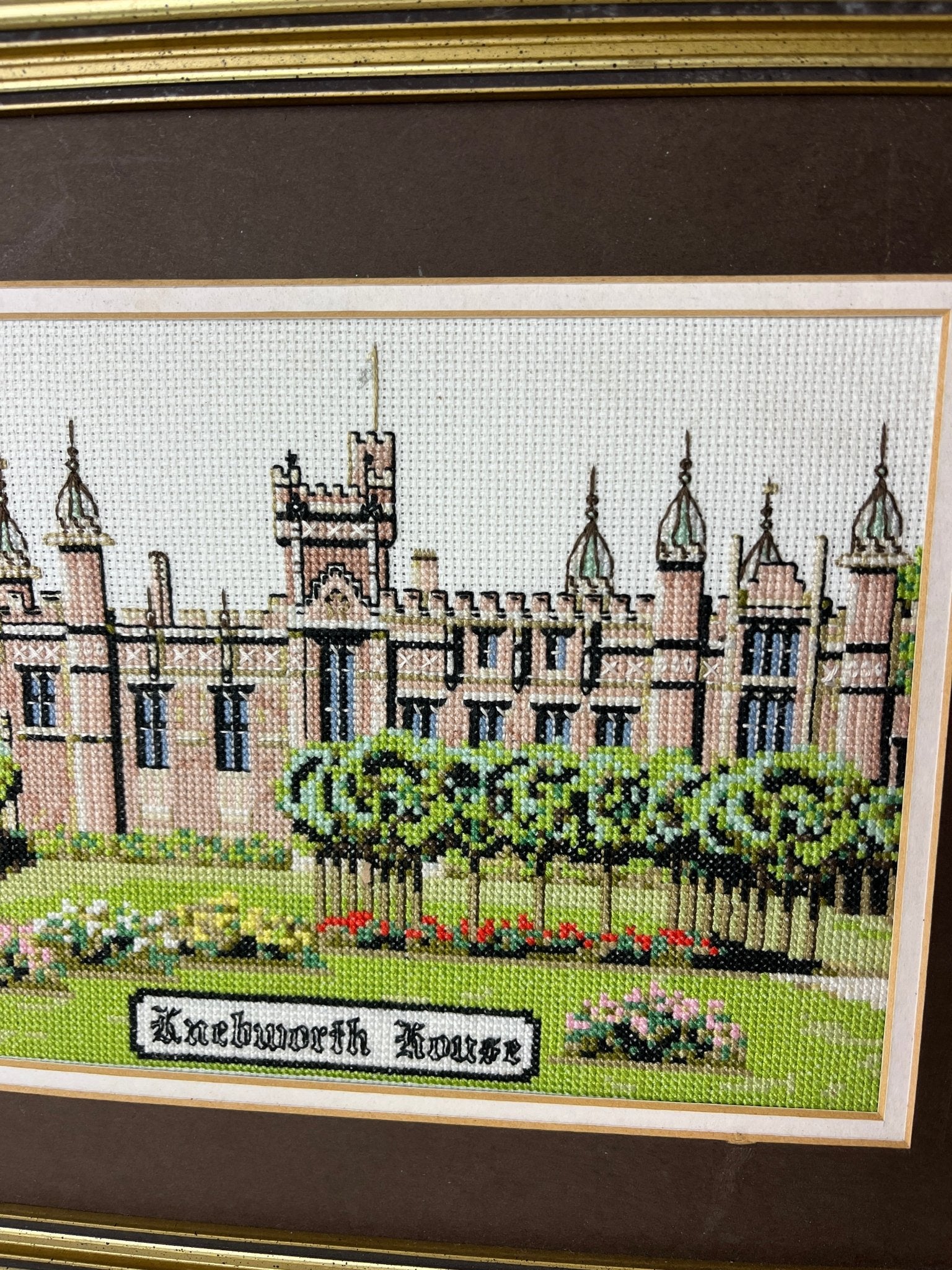 Vintažinis siuvinėtas paveikslas „Knebworth House“ - Daiktų atokvėpis