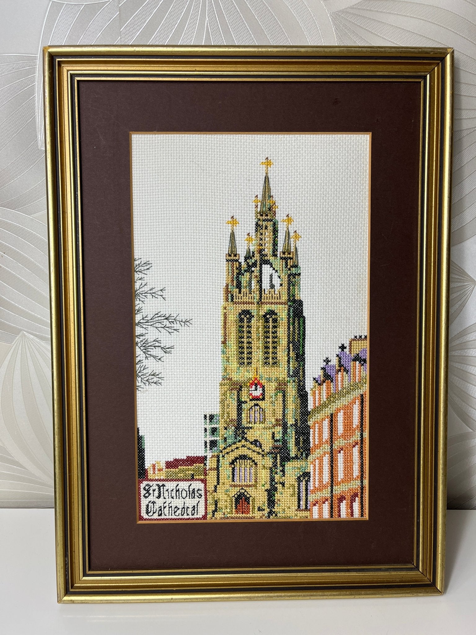 Vintažinis siuvinėtas paveikslas „Šv. Nikolajaus katedra“ - Daiktų atokvėpis