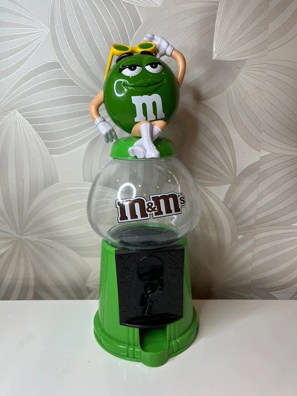Žalias M&M's saldainių dispenseris (2008 m.) - Daiktų atokvėpis