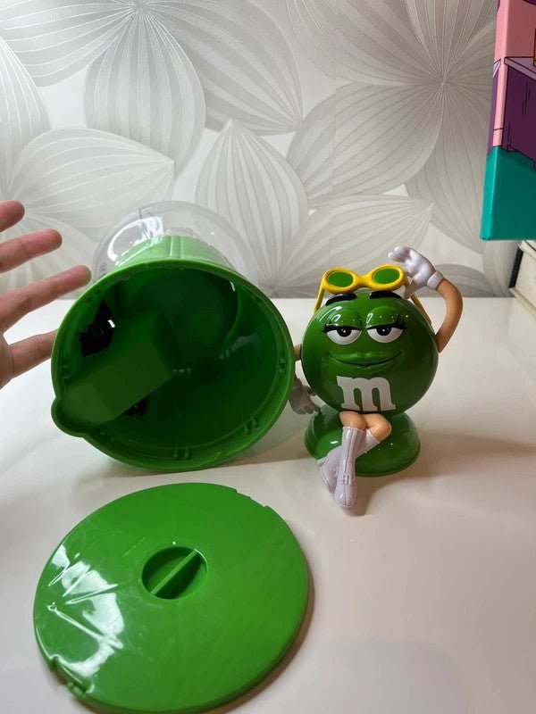 Žalias M&M's saldainių dispenseris (2008 m.) - Daiktų atokvėpis