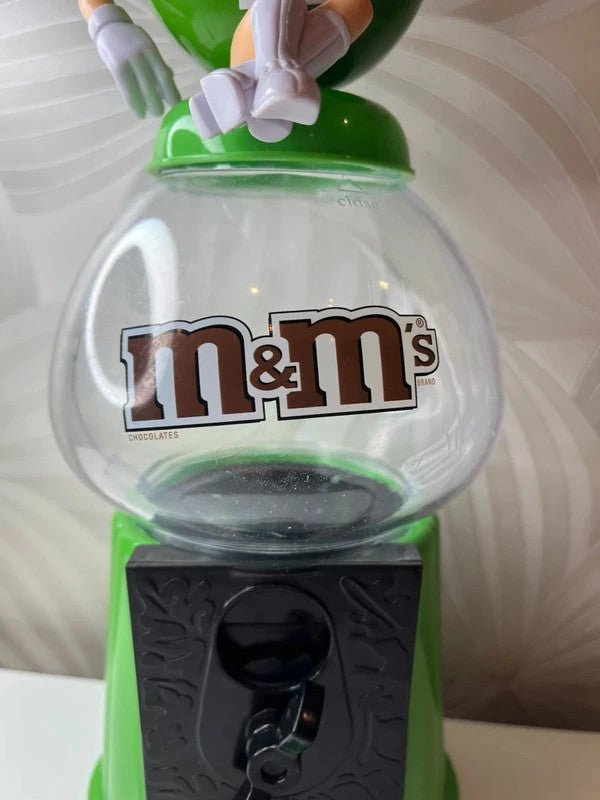 Žalias M&M's saldainių dispenseris (2008 m.) - Daiktų atokvėpis